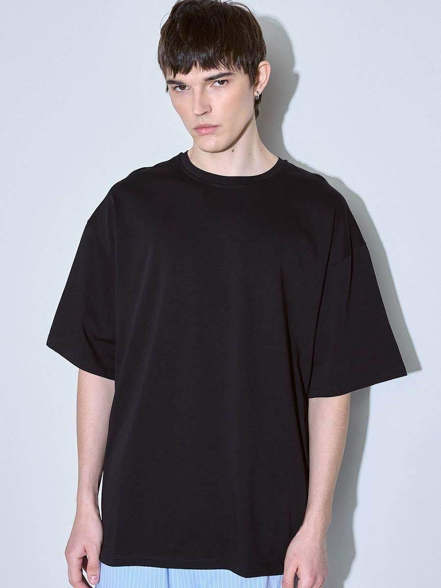 Black Oversize T-Shirt: Your New Wardrobe Must-Have